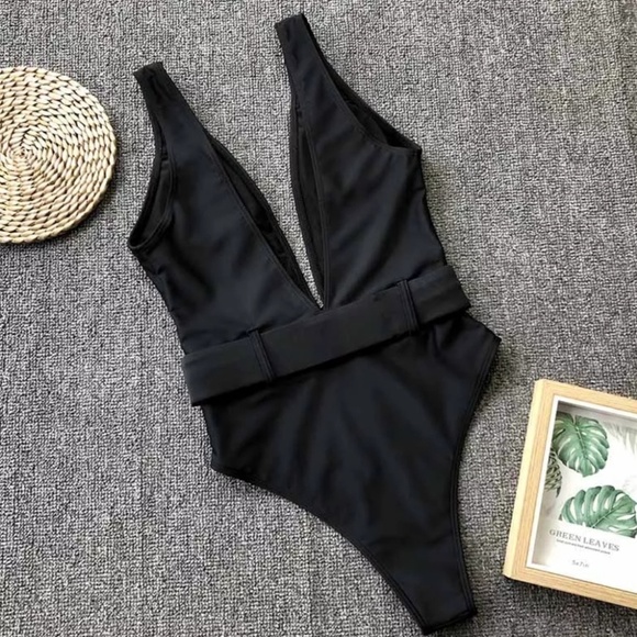 LAST S!!! Belted plunge V-neck onepiece swimsuit - Picture 8 of 8
